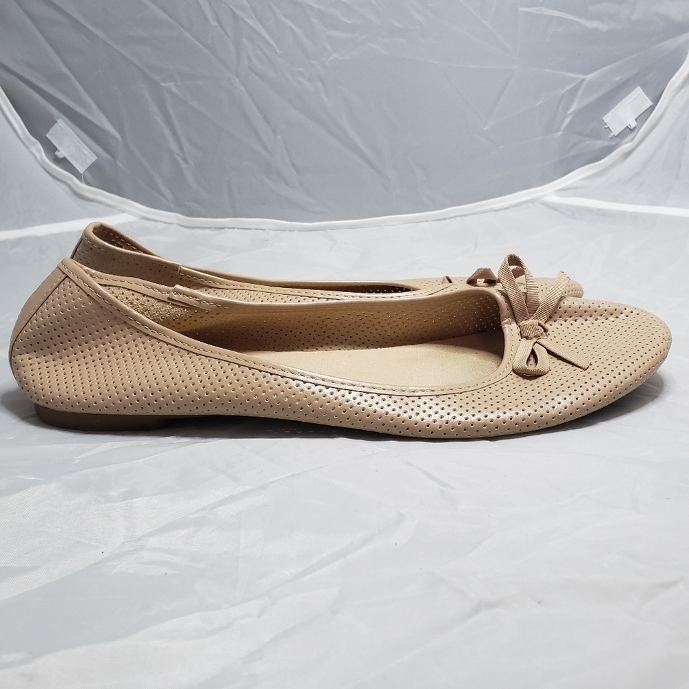 SO Tan Cream Lazer Cut Dots Circles Flats Slip On Shoes Bow Women's 9.5 Cute EUC - Picture 6 of 11